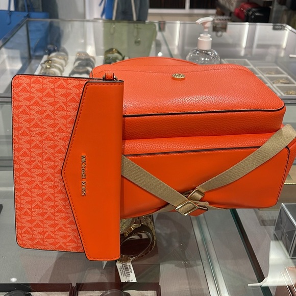 MICHAEL KORS
Maisie Medium Pebbled Leather 2-in-1 Backpack
Poppy
NWT - Picture 11 of 16